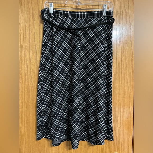 Dresses & Skirts - Skirt with belt